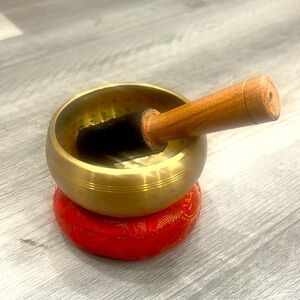 Small Indian brass singing bowl w/pillow, EUC